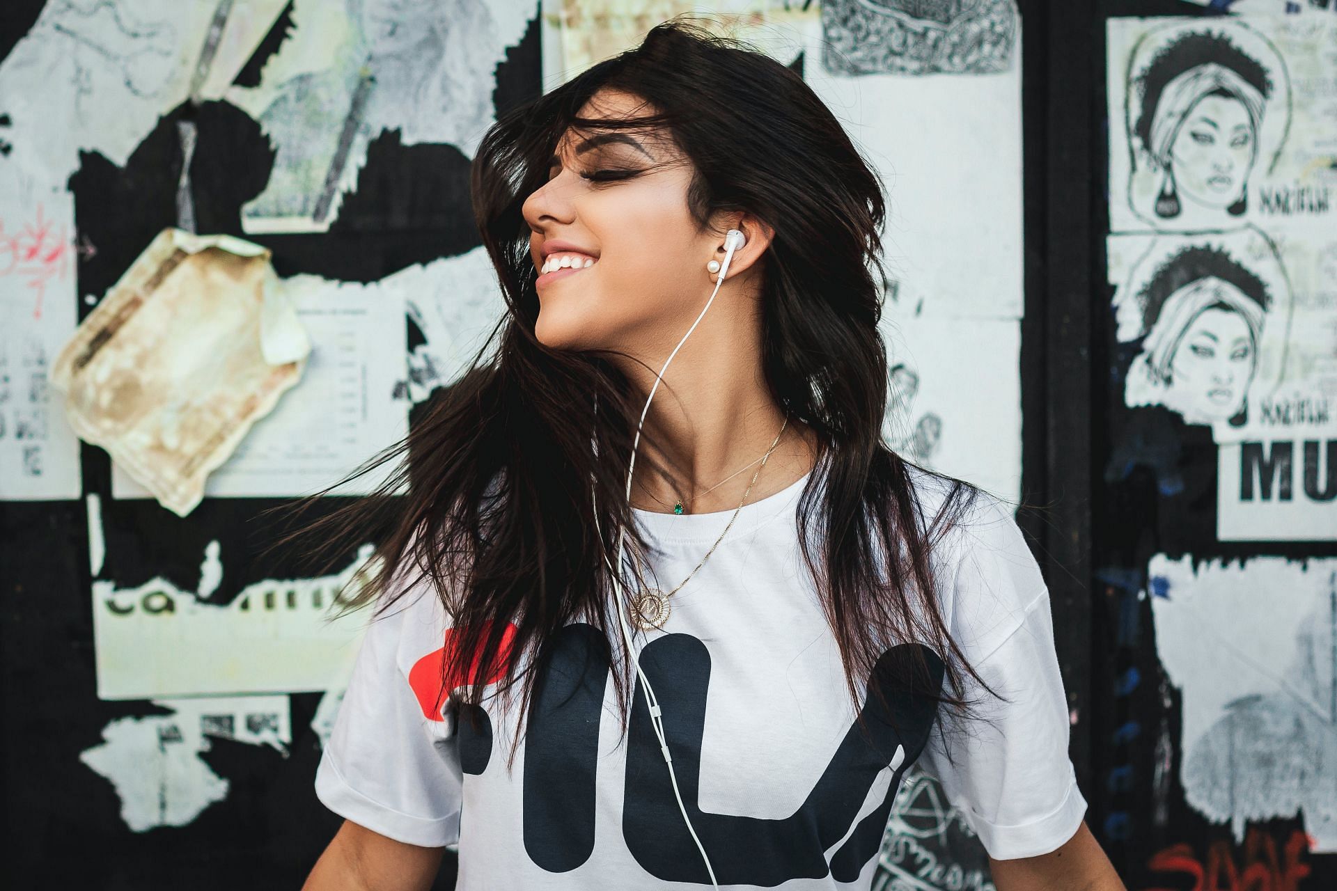 De-stress after work by listening to music (image sourced via Pexels / Photo by marcelo)